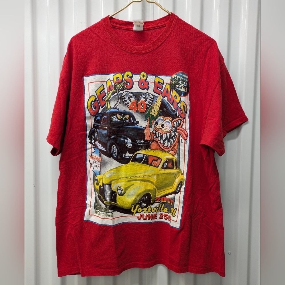 Gildan Red Graphic Tee - Short Sleeve